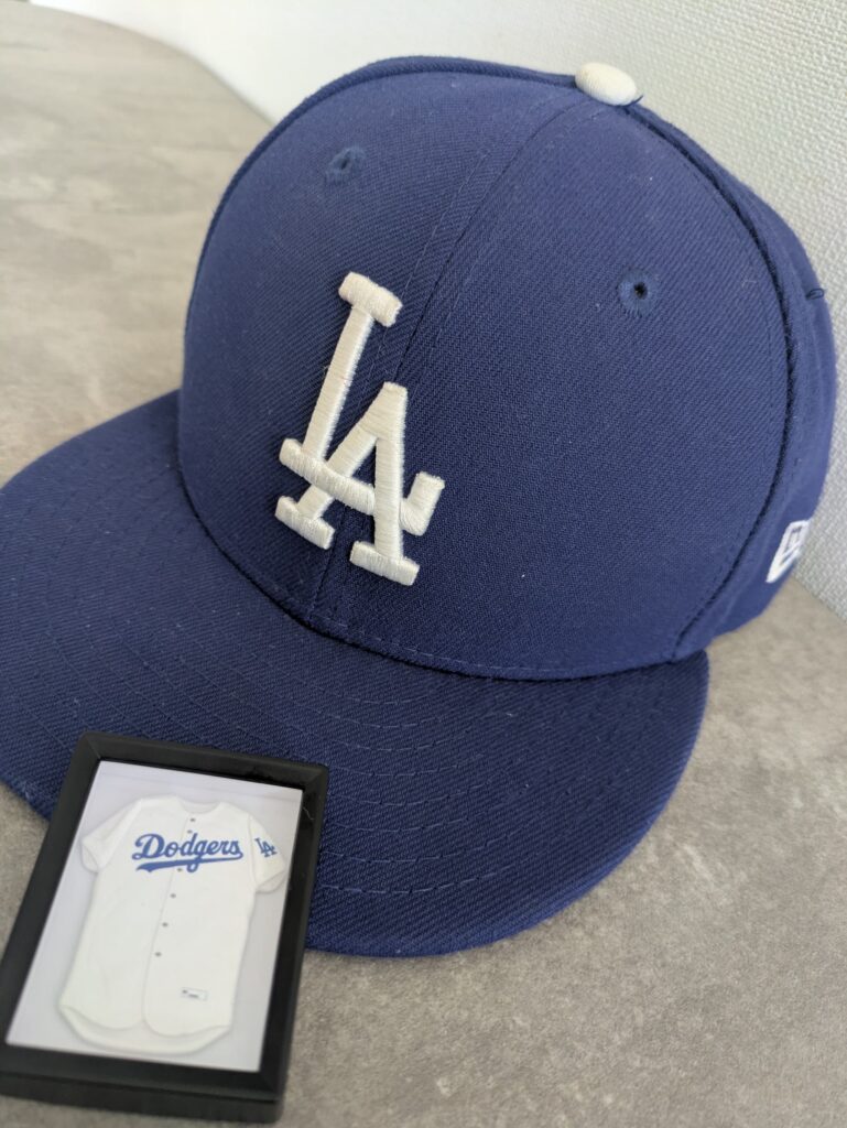 子どもが被っているドジャースの
キャップと、ガチャガチャで当てた応援グッズ。これた観戦のお供です。