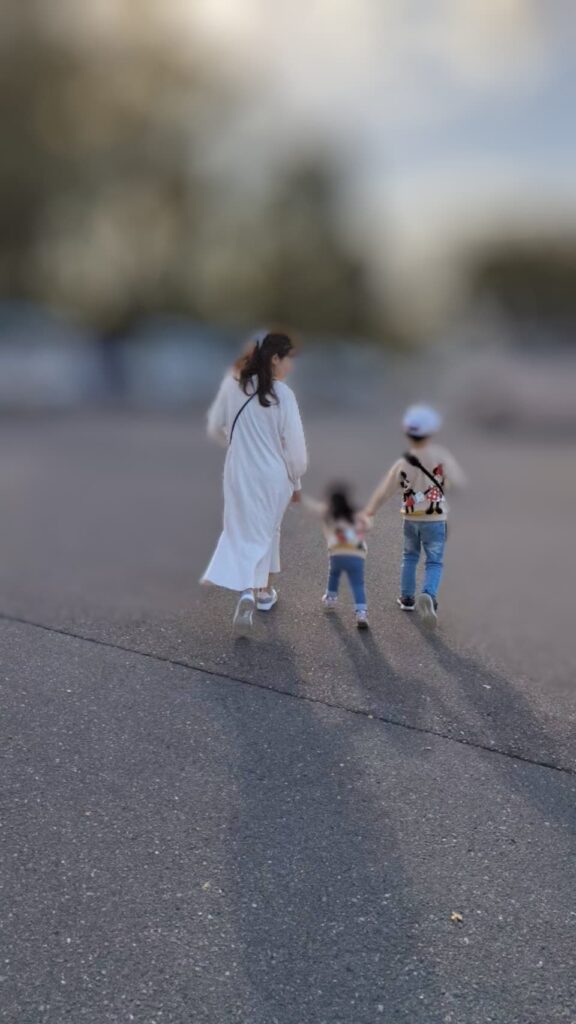 子ども達と私の後姿の写真