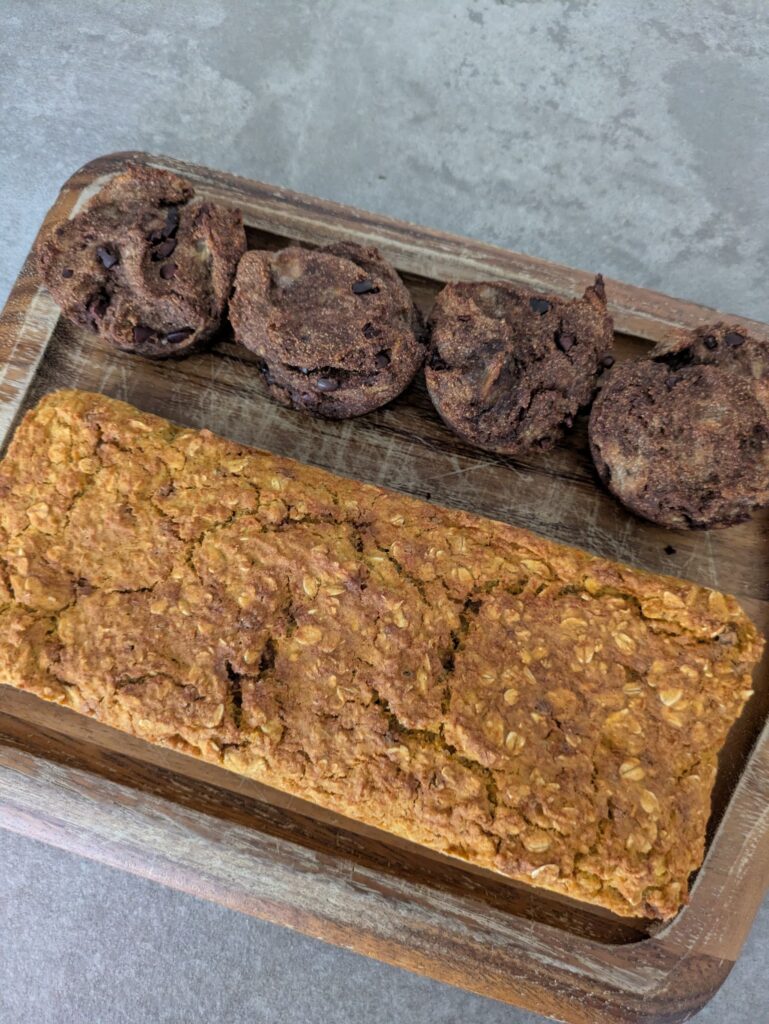 私が焼いたにんじんケーキとバナナマフィン